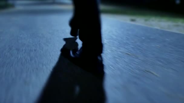 Жуткая Мистическая Сцена Мужчины Выходящего Улицу Ночном Свете Высококачественные Кадры — стоковое видео
