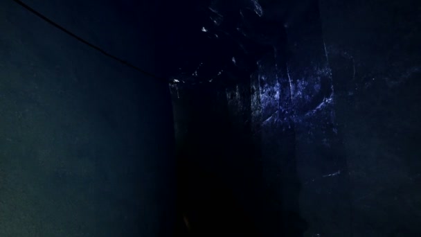 男探险家走进冰川隧道洞穴 高质量的4K镜头 — 图库视频影像