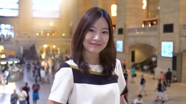 Молодая Азиатка Наслаждается Современным Городским Стилем Жизни Высококачественные Кадры — стоковое видео