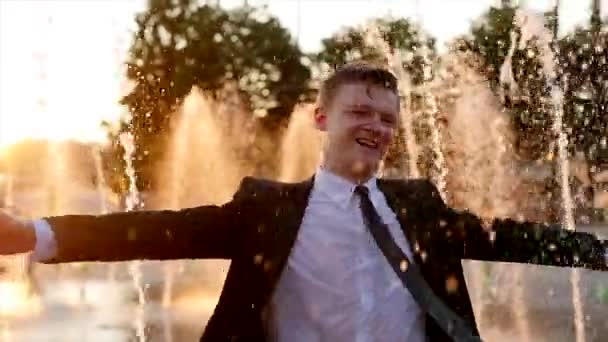 Junger Glücklicher Geschäftsmann Tanzt Fröhlich Wasserbrunnen Bei Sonnenuntergang Hochwertiges Fullhd — Stockvideo