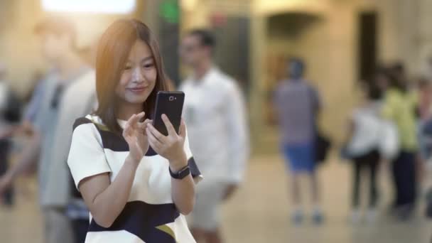 Estilo Vida Moderno Cidade Retrato Pessoa Feminina Chinesa Com Telefone — Vídeo de Stock