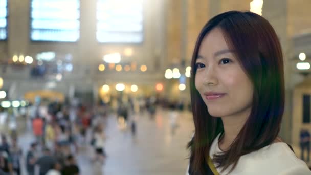 年轻的亚洲女人喜欢现代城市生活方式 高质量的4K镜头 — 图库视频影像