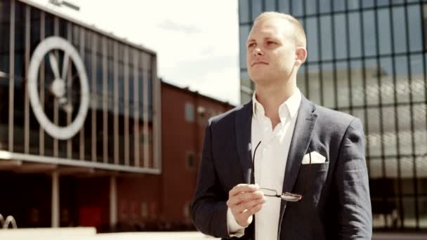 Ung Succesfuld Forretningsmand Jakkesæt Stående Udenfor Erhvervskvarteret Høj Kvalitet Optagelser – Stock-video