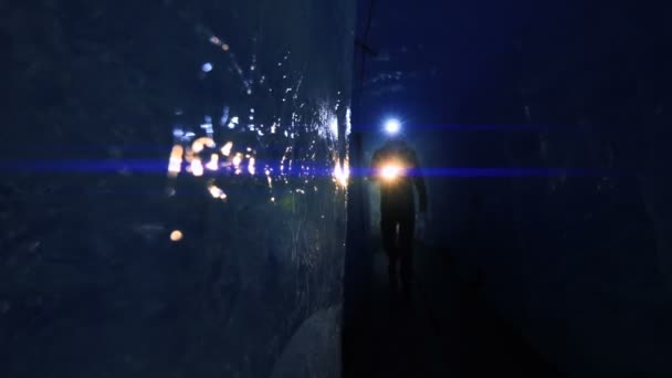 Исследователь Мужского Пола Прогуливающийся Внутри Ледникового Туннеля Высококачественные Кадры — стоковое видео