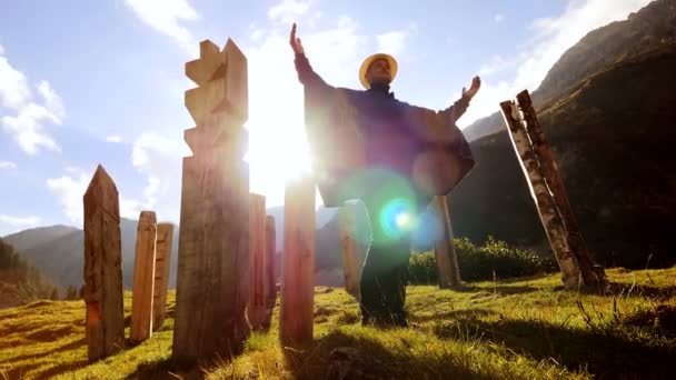 Shaman Man Die Spirituele Cultuur Uitvoert Mystieke Dans Buiten Natuur — Stockvideo
