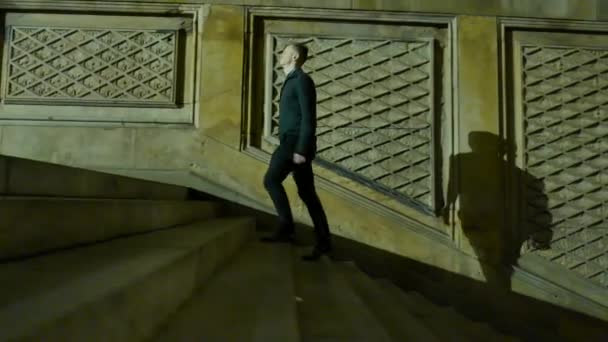 ナイトライトで外を歩く男性の不気味な神秘的なシーン 高品質の4K映像 — ストック動画