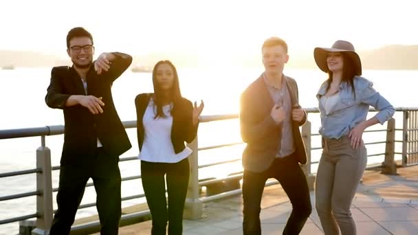 Draußen Bei Sonnenuntergang Tanzen Verschiedene Junge Leute Zusammen Hochwertiges Fullhd — Stockvideo