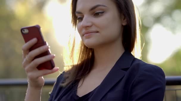 Jovem Mulher Branca Bonita Usando Telefone Inteligente Cidade Imagens Alta — Vídeo de Stock
