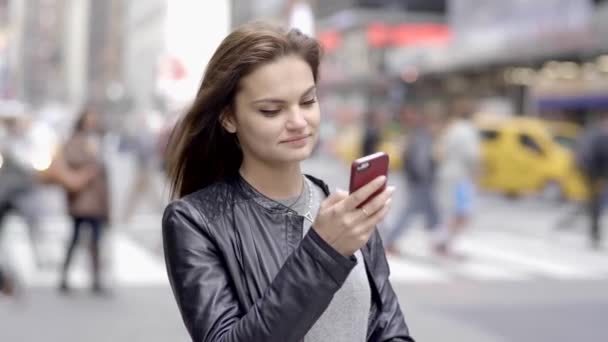 Şehir Yaşam Tarzı Cep Telefonunda Çekici Kadın Konuşmasının Portresi Yüksek — Stok video