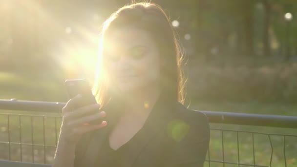 City Lifestyle Porträtt Attraktiva Kvinnliga Person Chattar Mobiltelefon Högkvalitativ Film — Stockvideo