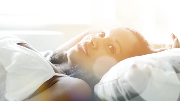 Genç Kadın Evde Yatakta Rahatlıyor Uyuyor Yüksek Kalite Görüntü — Stok video