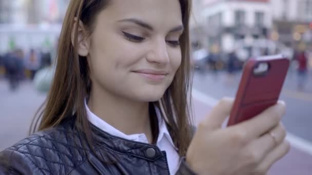 Ung Vacker Kaukasiska Kvinna Använda Smart Phone Staden Högkvalitativ Film — Stockvideo