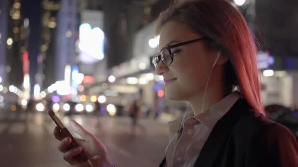 Şehirde Akıllı Telefon Kullanan Güzel Beyaz Bir Kadın Var Yüksek — Stok video
