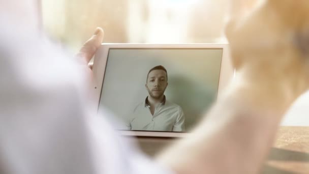 Pessoas Tendo Uma Videoconferência Conversando Juntas Tela Tablet Móvel Imagens — Vídeo de Stock