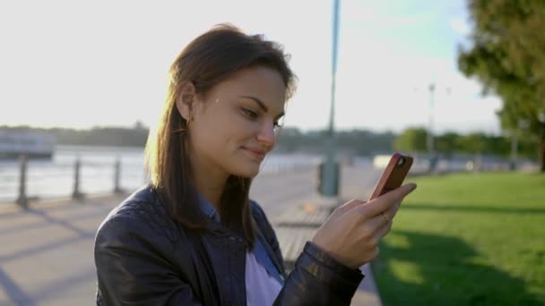 City Lifestyle Portret Van Aantrekkelijke Vrouwelijke Persoon Chatten Mobiele Telefoon — Stockvideo