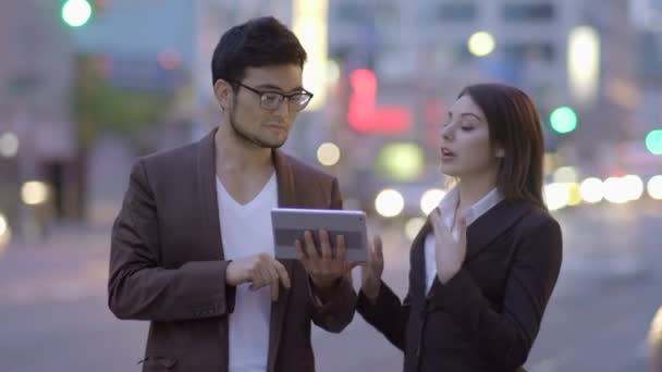 Finans Kariyerinde Çalışan Iki Genç Arkadaşı Sohbet Ediyorlar Yüksek Kalite — Stok video