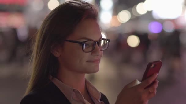 Şehirde Akıllı Telefon Kullanan Güzel Beyaz Bir Kadın Var Yüksek — Stok video