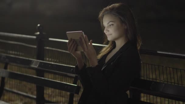 Geceleri Parkta Tablet Bilgisayar Kullanan Genç Bir Kadın Yüksek Kalite — Stok video