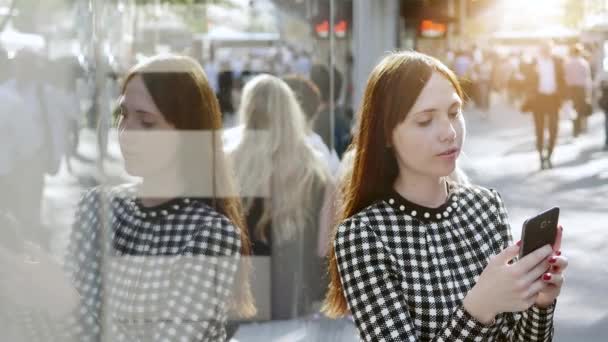 City Lifestye Portrait Attractive Confident Woman Browing Smart Phone Images — Video