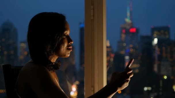 Mujer Joven Usando Tableta Del Teléfono Inteligente Que Charla Línea — Vídeos de Stock