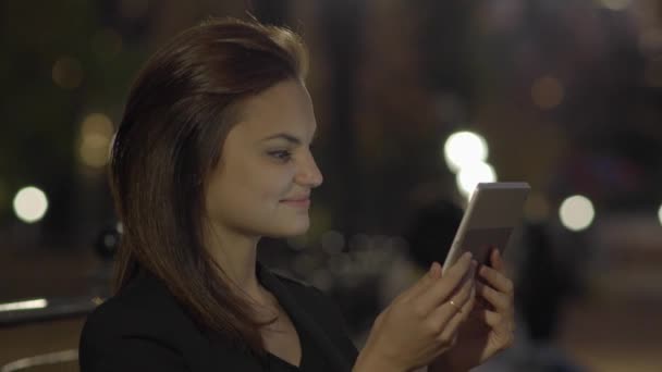 Giovane Donna Che Usa Computer Tablet Nel Parco Notte Filmati — Video Stock