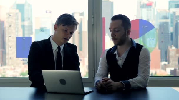 男性商业伙伴之间的对话与合作分析 高质量的4K镜头 — 图库视频影像