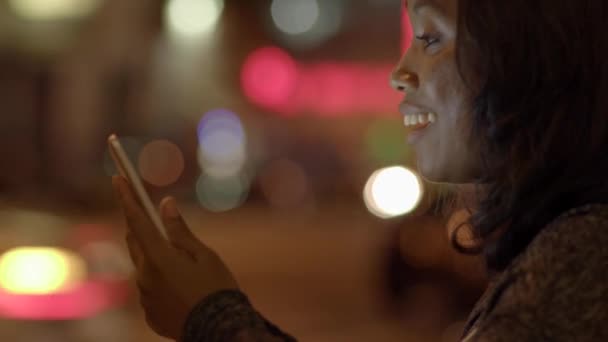 Nternette Akıllı Telefon Konuşan Genç Kadın Yüksek Kalite Görüntü — Stok video