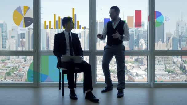Dva Mladí Podnikatelé Spolu Mluví Finanční Práci Vysoce Kvalitní Záběry — Stock video