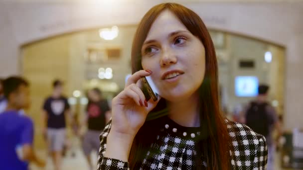 City Lifestye Portrait Attractive Confident Woman Browing Teléfono Inteligente Imágenes — Vídeos de Stock