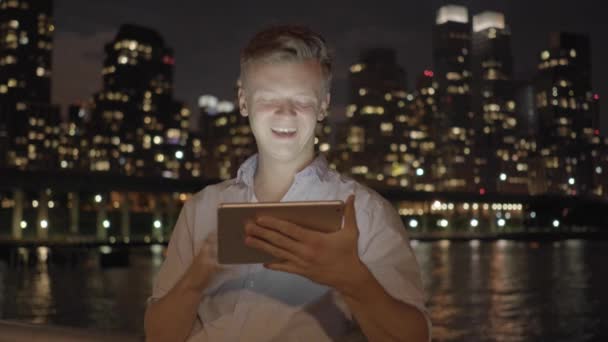 モバイルタブレットの画面上でビデオコールを持っている若い男 高品質の4K映像 — ストック動画