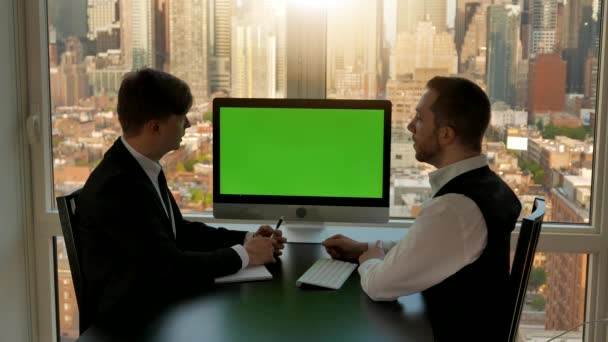 Zwei Junge Unternehmer Die Finanzjob Zusammenarbeiten Hochwertiges Filmmaterial — Stockvideo