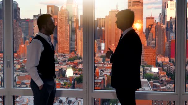 Двоє Молодих Бізнесменів Спілкуються Працюючи Галузі Фінансів Високоякісні Кадри — стокове відео