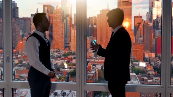 男性商业伙伴之间的对话与合作分析 高质量的4K镜头 — 图库视频影像