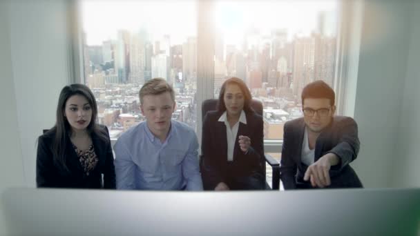 Группа Молодых Разнорасовых Бизнесменов Собирается Вместе Городском Офисе Высококачественные Кадры — стоковое видео