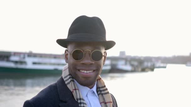 市街地の帽子とサングラスをかぶったファッショナブルなクール男性アーティスト 高品質のフルHd映像 — ストック動画
