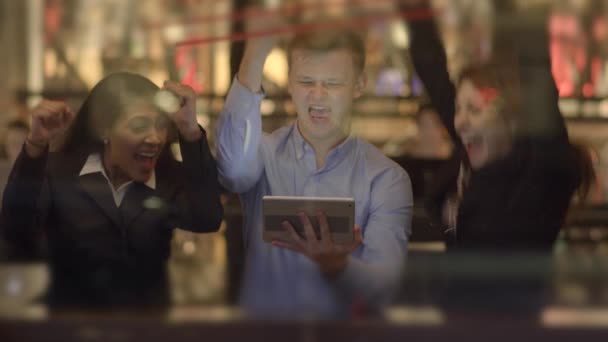 Коллеги Многорасовым Коллегам Смотрят Видео Планшетном Экране Высококачественные Кадры — стоковое видео