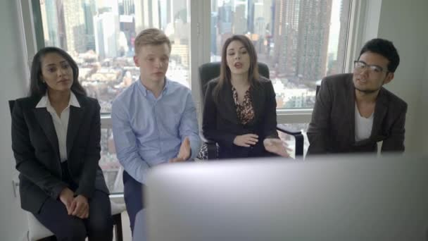 Ομάδα Νέων Διαφορετικών Πολυφυλετικών Επιχειρηματιών Που Συναντιούνται Στο Δημαρχείο Υψηλής — Αρχείο Βίντεο