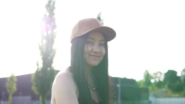 Zarif Asyalı Kadın Park Dışındaki Hayattan Zevk Alıyor Yüksek Kalite — Stok video