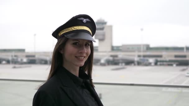 Молодая Успешная Пилот Женской Авиакомпании Готовится Полету Аэропорту Высококачественные Кадры — стоковое видео