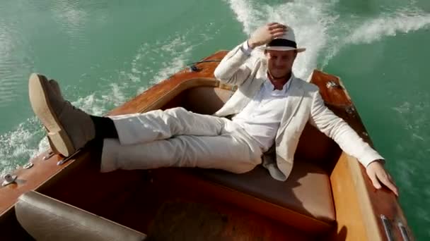 Šťastný Běloch Muž Osoba Relaxující Lodi Jízda Klidné Krajině Jezera — Stock video