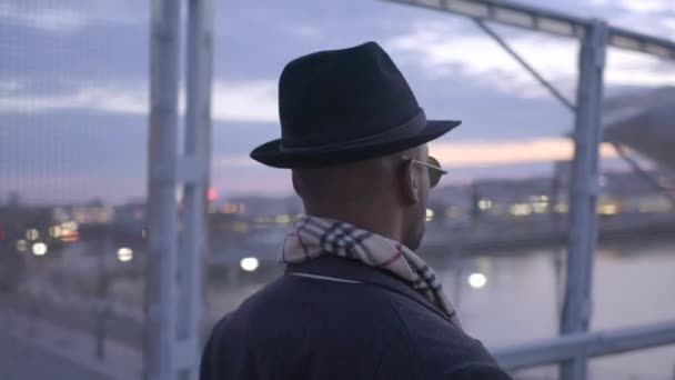 Artiste Masculin Cool Mode Portant Chapeau Des Lunettes Soleil Dans — Video