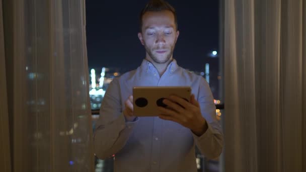 Jonge Knappe Man Met Behulp Van Tablet Screen Zakenreizen Hoge — Stockvideo