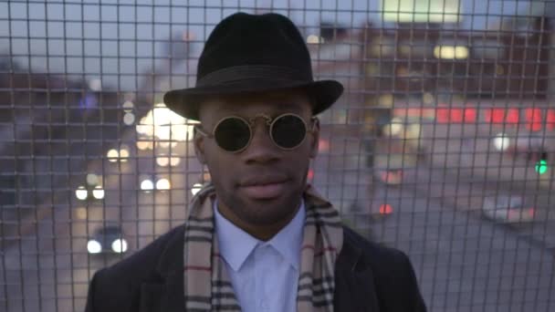 Modny Cool Male Artist Kapeluszu Okularach Przeciwsłonecznych Ulicach Miasta Wysokiej — Wideo stockowe
