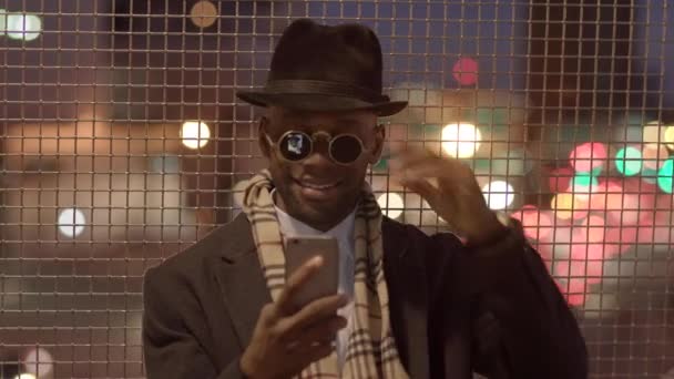 城市街道上穿着帽子和太阳镜的时尚酷男艺术家 优质Fullhd影片 — 图库视频影像