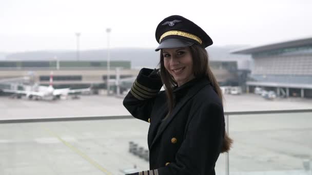 Joven Exitosa Aerolínea Capitán Piloto Preparándose Para Vuelo Aeropuerto Imágenes — Vídeos de Stock