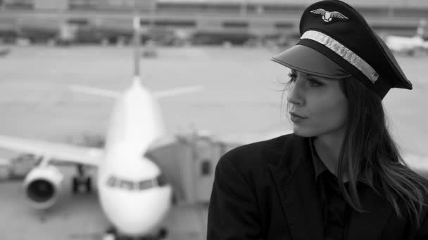 航空ビジネスキャリアの仕事でユニフォームで自信のある女性の肖像画 高品質の4K映像 — ストック動画