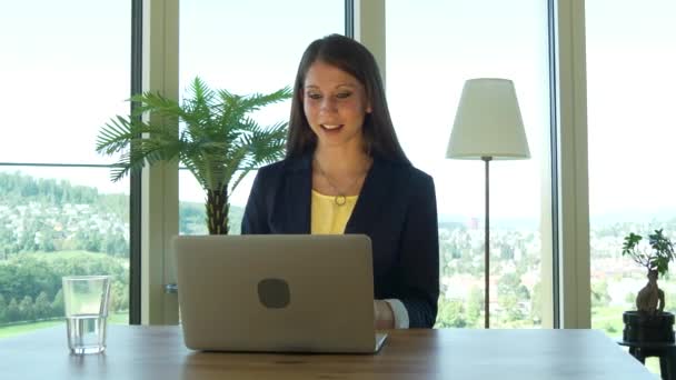 企業のビジネスファイナンスキャリアの仕事で働いている自信のある若い女性 高品質の4K映像 — ストック動画