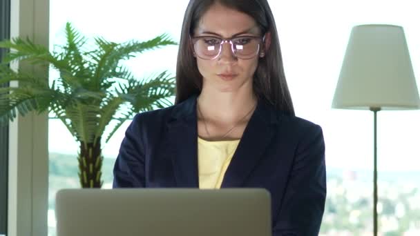 Persona Negocios Femenina Que Trabaja Escritorio Computadora Portátil Oficina Ciudad — Vídeos de Stock