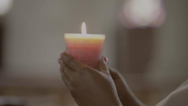 Luces Velas Ardiendo Dentro Iglesia Religiosa Imágenes Alta Calidad — Vídeos de Stock