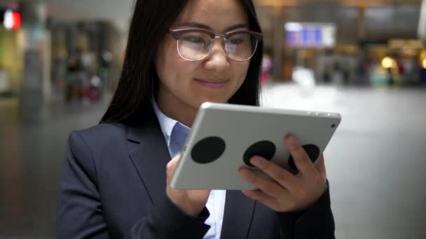 Dijital Tablet Ekranı Kullanan Genç Asyalı Kadını Yüksek Kalite Görüntü — Stok video
